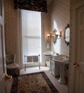 elegant-bathroom-1320841-m
